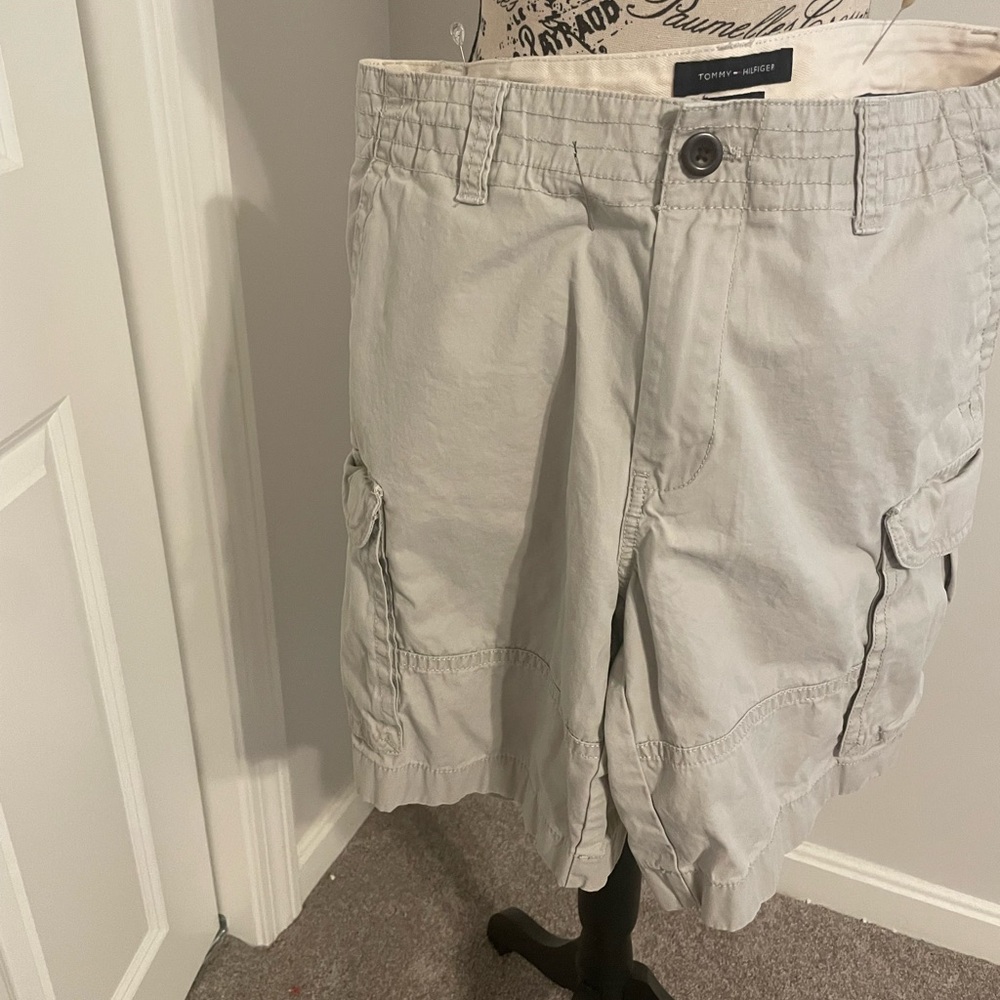 Tommy Hilfiger tan cargo shorts